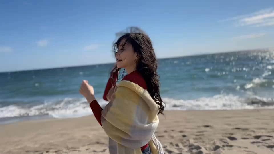 杉原杏璃のインスタグラム：「写真集オフショット🎥  関東の海🌊✨  1/27発売の写真集【それから、】📕のオフショットです🎥♡  少しずつアップしていきます✋　多分w  セブンネット(生写真付)⬇︎ https://7net.omni7.jp/detail/1107360271 　 ワニブックス通販(サイン本＋生写真)　⬇︎ https://wani-special-edition.com/products/detail/84700dJ9K-00」