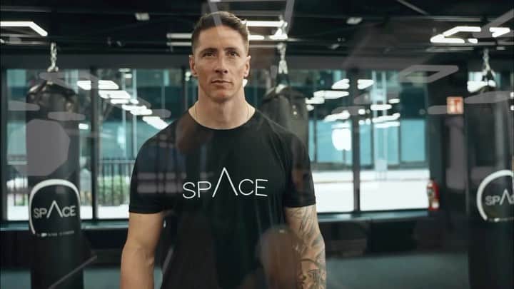 フェルナンド・トーレスのインスタグラム：「🚀🪐¡Encuentra tu motivación!🚀🪐  Únete al nuevo método de @fernandotorres y alcanza tus objetivos en un entorno grupal como nunca habías conocido. Ven a probar gratis @space9f en Pozuelo (Complejo de Ática, Edificio 6, Av de dos Castillas) o únete gratis a las preinscripciones del nuevo @9fitness + @space9f  VALDEBEBAS (más info en la bio y en stories). #spaceby9f #ninefitness #FernandoTorres #boutiquefitness #box #soul #skill #gym #valdebebas #pozuelo #madrid #fitness」