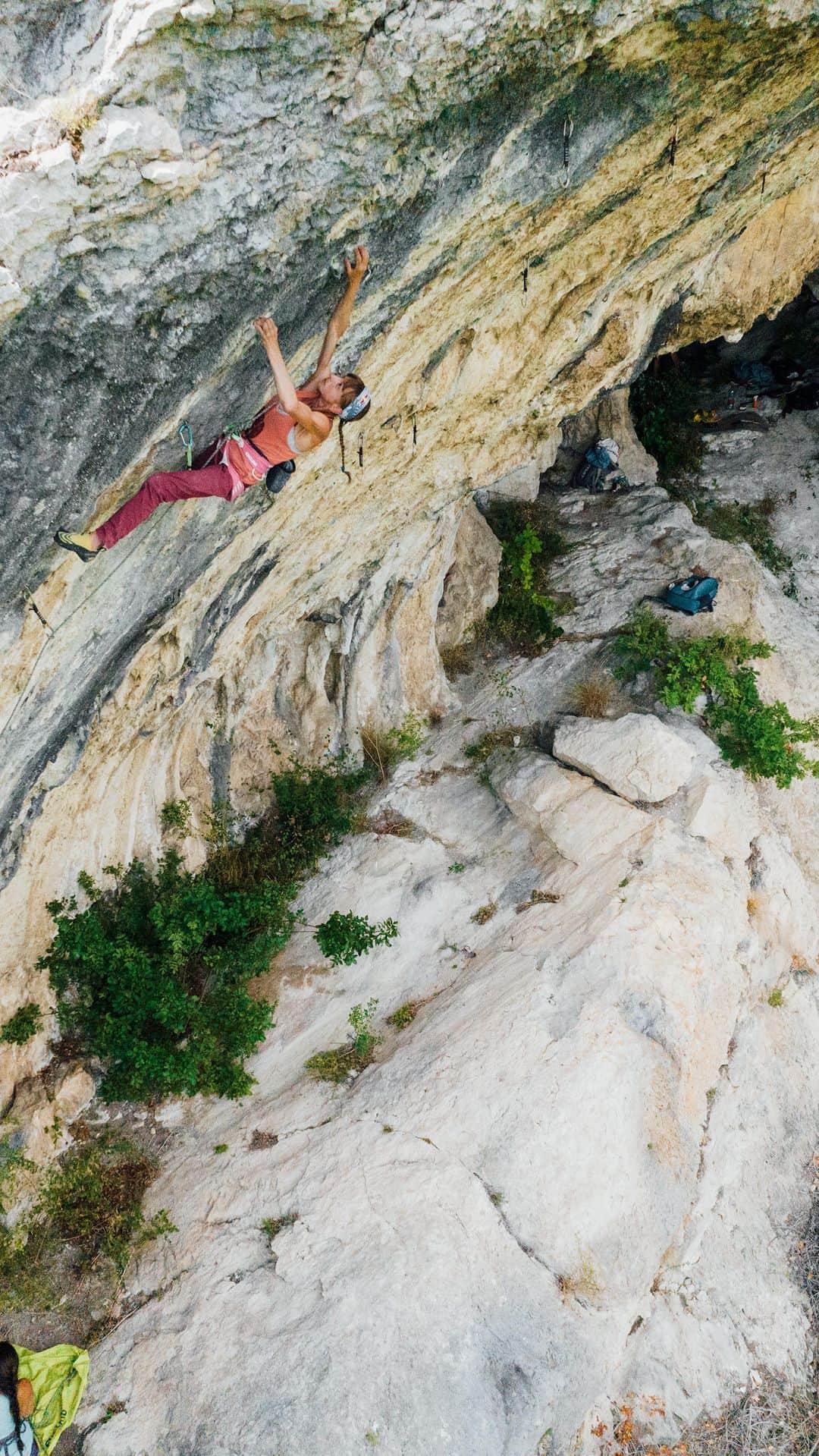 アンジェラ・アイターのインスタグラム：「Bolting new routes on an untouched rock:  why did  @bernieruech and I do that hard drilling work recently in Croatia? • Bolting and first acents are a special part in climbing. Moreover we wanted to create a hopefully good area for the climbing world 💫 • More infos on @planetmountain @klettern.magazin @pareticlimbingmagazine @climax_magazine  • 📷 @raphealpöham //: „Joker“ in Buzet, Croatia  • #verleihtflügel @outdoorregionimst @lasportivagram @team_edelrid」