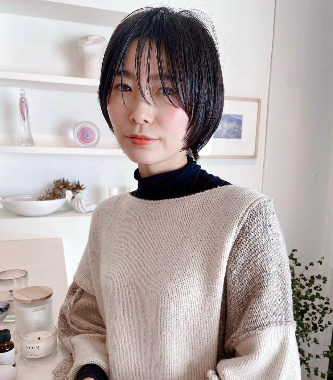 永瀬かおるのインスタグラム：「今回は少し長さを残してメンテナンス✨ 春物の撮影に入ってきたので少し襟足は残して、アレンジしやすくレイヤーを入れていただきました☺️ 年明け早々の美容院もなんだか気分が良くて🫧 @sraw_salon はただでさえ気分が晴れやかになる場所なのにお天気も良くて幸せ時間でした🤩  @ayakoyanagi さんいつもありがとうございます😊  #永瀬かおる　#ショートヘア #sraw #美容院」