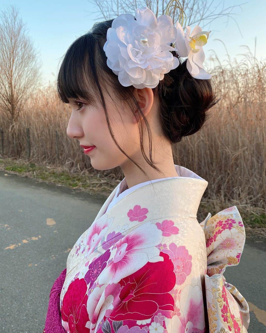 村星りじゅ（ukka）さんのインスタグラム写真 - (村星りじゅ（ukka）Instagram)「＊ お振袖はピンクと白で 胡蝶蘭の柄にしました！ ⁡ 髪飾りも探していたら同じ胡蝶蘭の飾りが あったので付けることができてよかったです☺︎ ⁡ メイクもネイルもピンク系にしました〜💐 ⁡ #振袖#胡蝶蘭#成人の日#ukka#村星りじゅ」1月10日 21時56分 - riju_murahoshi