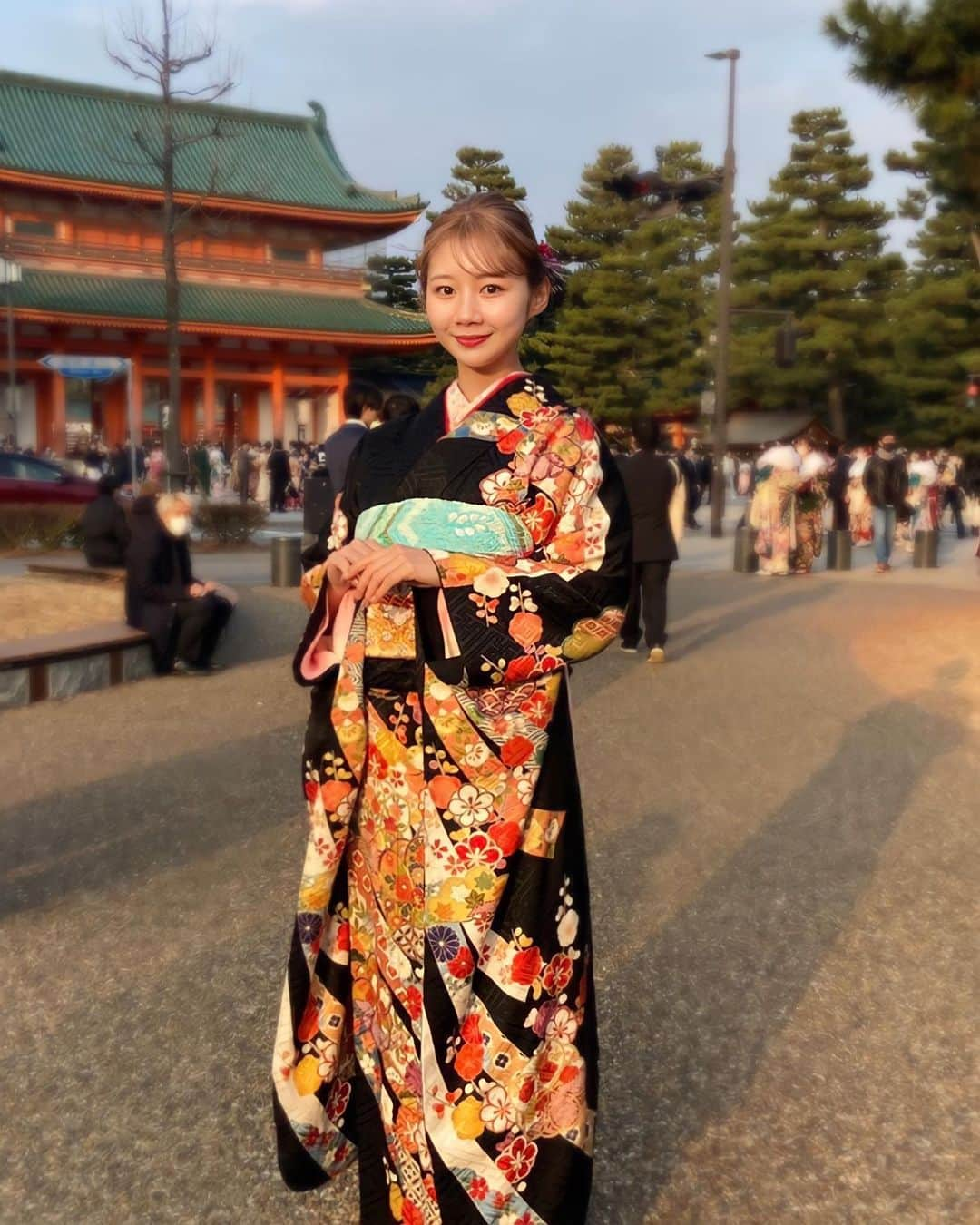 山口莉央のインスタグラム：「昨日は成人式でした🌸  ここまで育ててくれた両親、隣で寄り添ってくれた友達、関わってくださった全ての方に感謝の気持ちを伝えたいです😌🤍  本当に、いつもありがとう✨   #成人式  #成人式ヘア  #成人式ヘアセット #成人式ネイル  #成人式前撮り  #成人式ヘアセット  #着物  #着物ヘア  #振袖  #振袖ヘア  #イエベ春  #骨格ウェーブ」