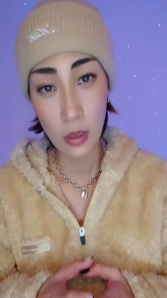 REGSTYLEのインスタグラム：「質問に答えながら 宇宙空間で 蜂蜜食べるだけのLIVE🍯🪐  👕@champion_japan  このもこもこ大好き🧡 🧢@kith  📿@tiffanyandco  📱@sonyxperia #Xperia5IV #Xperiaアンバサダー」