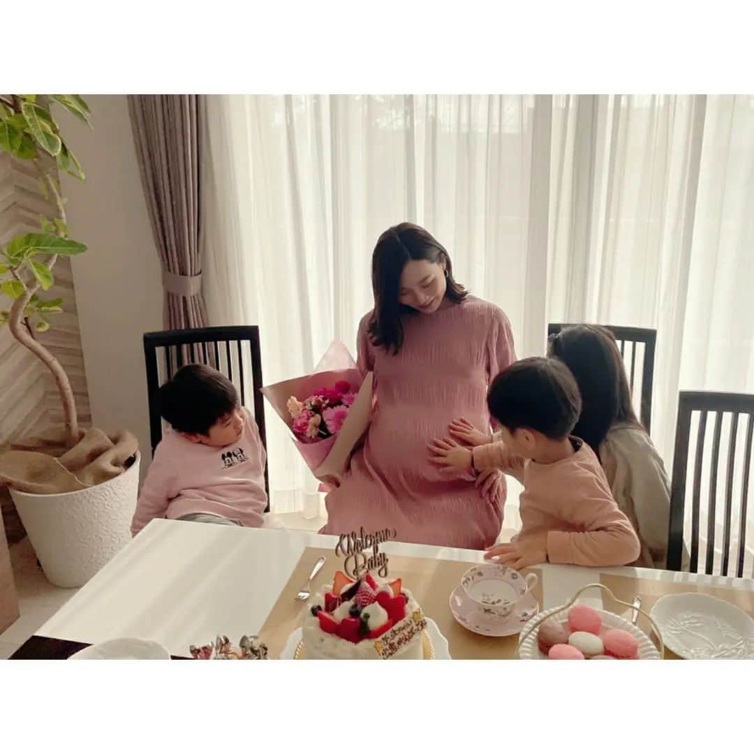 本田珠規さんのインスタグラム写真 - (本田珠規Instagram)「お正月の記録🎍2023.1.5  高校の友人たちが🥺💐 ピンクか白のお洋服を着てきてね♪って言ってくれてて 到着したらサプライズで 妊娠おめでとう&出産頑張ってね会を してくれました😭  可愛い子供たちが たくさんお腹さわってくれて お花を頂いて手紙を書いてきてくれて🥺 本当にありがとう♡♡♡  @mutsumi.u.0412  @maiko6198   なかなか神戸に帰れないから 出産前に会えて嬉しかった♡♡♡  夢みてたお腹が大きくなってる姿を 大切な友人たちに見てもらえて 感動です😭😭😭  #妊娠9ヵ月#babyshower #32週4日」1月10日 22時19分 - tamaki_honda_oscar
