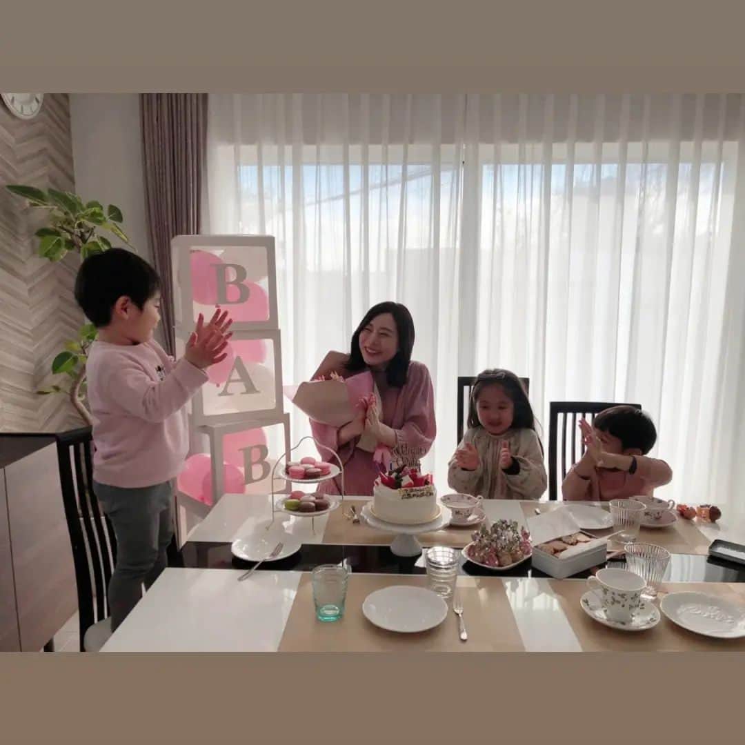 本田珠規さんのインスタグラム写真 - (本田珠規Instagram)「お正月の記録🎍2023.1.5  高校の友人たちが🥺💐 ピンクか白のお洋服を着てきてね♪って言ってくれてて 到着したらサプライズで 妊娠おめでとう&出産頑張ってね会を してくれました😭  可愛い子供たちが たくさんお腹さわってくれて お花を頂いて手紙を書いてきてくれて🥺 本当にありがとう♡♡♡  @mutsumi.u.0412  @maiko6198   なかなか神戸に帰れないから 出産前に会えて嬉しかった♡♡♡  夢みてたお腹が大きくなってる姿を 大切な友人たちに見てもらえて 感動です😭😭😭  #妊娠9ヵ月#babyshower #32週4日」1月10日 22時19分 - tamaki_honda_oscar