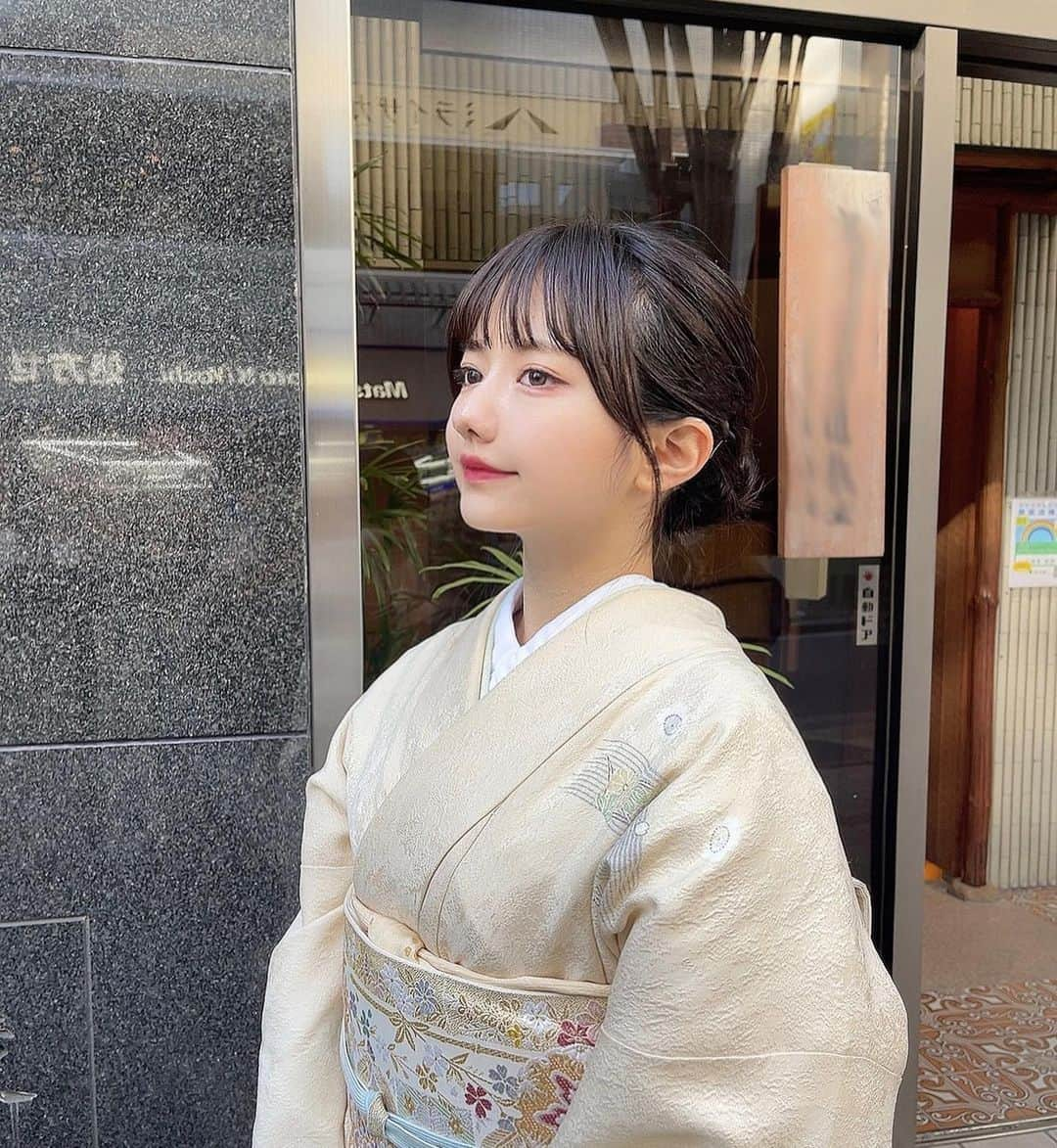 椎木里佳のインスタグラム：「皆さま明けましておめでとうございます🎍夫婦ではじめてのお初釜でした🍵私の師匠は茶の湯だけではなく、古伊万里の保善など日本文化の継承に奔走されているパワフルな女性👏🏻 実はご先祖さま同士が江戸末期にまたしても上司と部下の関係性だったのです…！素敵なご縁を繋げていただいたことに感謝しながら、今年も茶の湯を愉しみます〜！ . . . #茶道 #茶道裏千家 #茶の湯 #初釜 #日本文化　#着物」