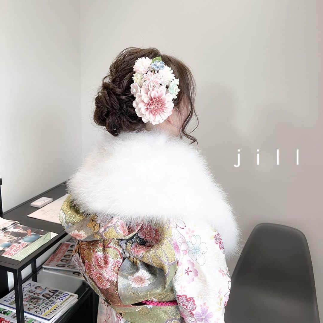 ハナフサユウスケのインスタグラム：「成人式♪ ＊ ＊ 最初中学生やったかな？ ホントお姉さんになったね笑 ＊ ＊ そんな時からやから お母さんが迎えに来た 最初のリアクションの時 グっときてもたわ🥲 ＊ ＊ #hairarrange#hairstyle#アレンジ#ヘアアレンジ#ヘアセット#結婚式ヘア#プレ花嫁#赤穂#岡山#姫路#美容室#美容師#簡単アレンジ#アレンジ動画#ヘアアレンジ動画#ヘアアレンジ解説#成人式髪飾り#生花髪飾り#updo#サロンモデル#サロモ#撮影#成人式ヘア#成人式#20歳#振袖#振袖ヘア#成人式ネイル」