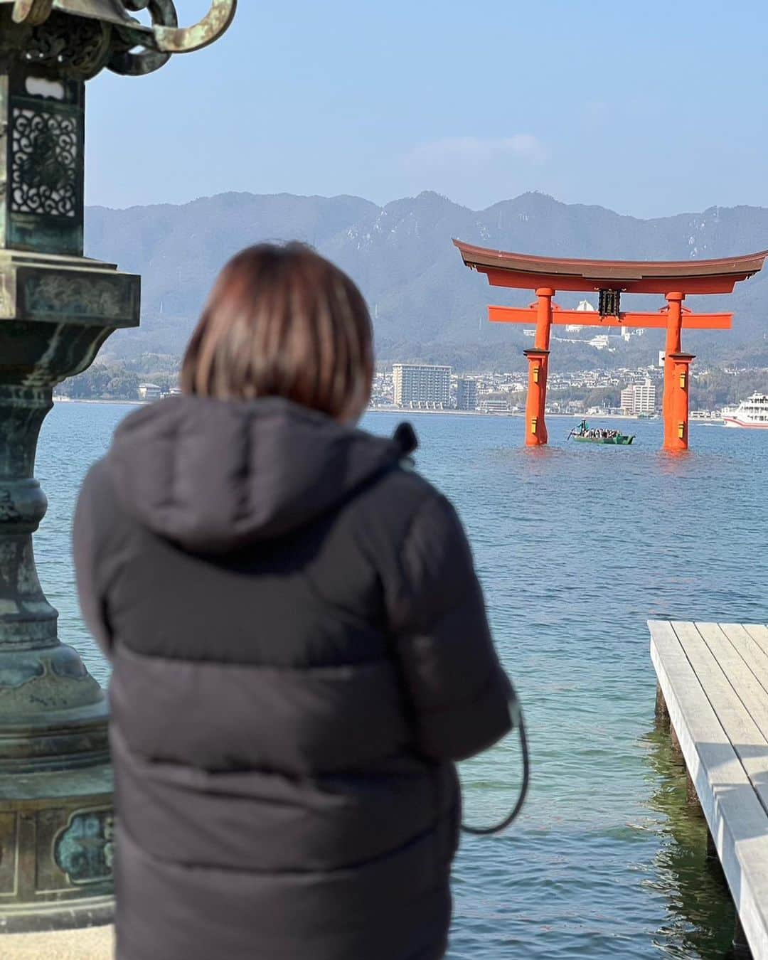 芥川愛加のインスタグラム：「・ 少しだけ広島満喫させて頂きました⛩🦪🍁 本当によかところ🤗💕 ・ ・ #家族で少しだけ観光 #応援来てくれていた #色々食べた #全て美味しい #広島最高 #姪っ子 #終始抱っこ #腕の筋肉痛 #鍛えないと笑 #家族孝行も少し出来たかな」