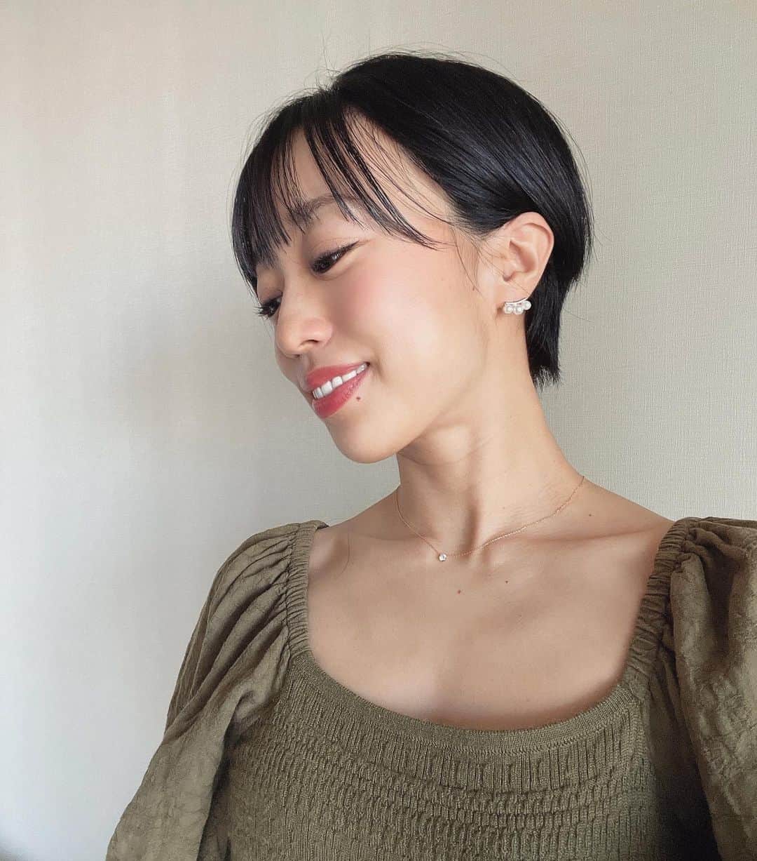 DJ YURiAのインスタグラム：「✂︎✂︎✂︎  切っちゃった！ 結構短い。  #ショートヘア  #黒髪 #黒髪ショート」