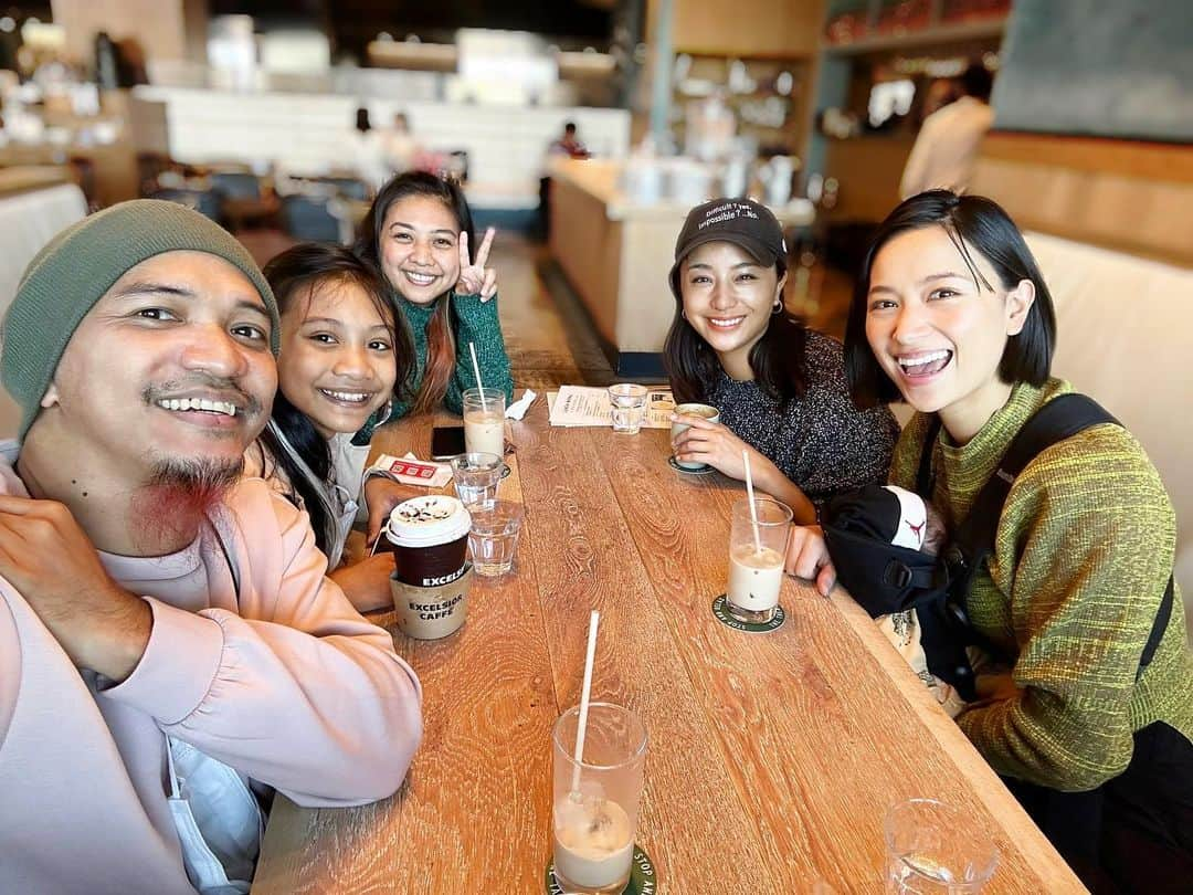 高橋メアリージュンさんのインスタグラム写真 - (高橋メアリージュンInstagram)「My relatives came to Japan from the Philippines for the first time😊🇵🇭 Welcome to Japan🇯🇵  Sooo happy to see you again Kuya JayJay!!!And nice to meet you Era & Zoe♡  I had a really great time! Thanks a million☺️ Let's keep in touch📱  Again, It was a definitely wonderful day!!!  I’ll keep studying English. Thank you for motivating me💐 See you soon🇵🇭  ----------------------------------- 私のフィリピンの親戚が初めて日本に来ました！ ようこそ日本へ🇯🇵 クヤ(兄さん)JayJay,また会えてすっっっごく嬉しい！ そして奥さんのEraと娘さんのZoeにも会えて嬉しい♡  とても素晴らしい時間を本当にありがとう！ 連絡取り合おうね📲  繰り返しますが、最高な日だったー！  英語の勉強続けます！ モチベーションをありがとう😊  またすぐ会いましょう🇵🇭  P.S. 実は写真の中にユウちゃんの第二子、りんじゅもいます👶」1月10日 22時44分 - maryjuntakahashi