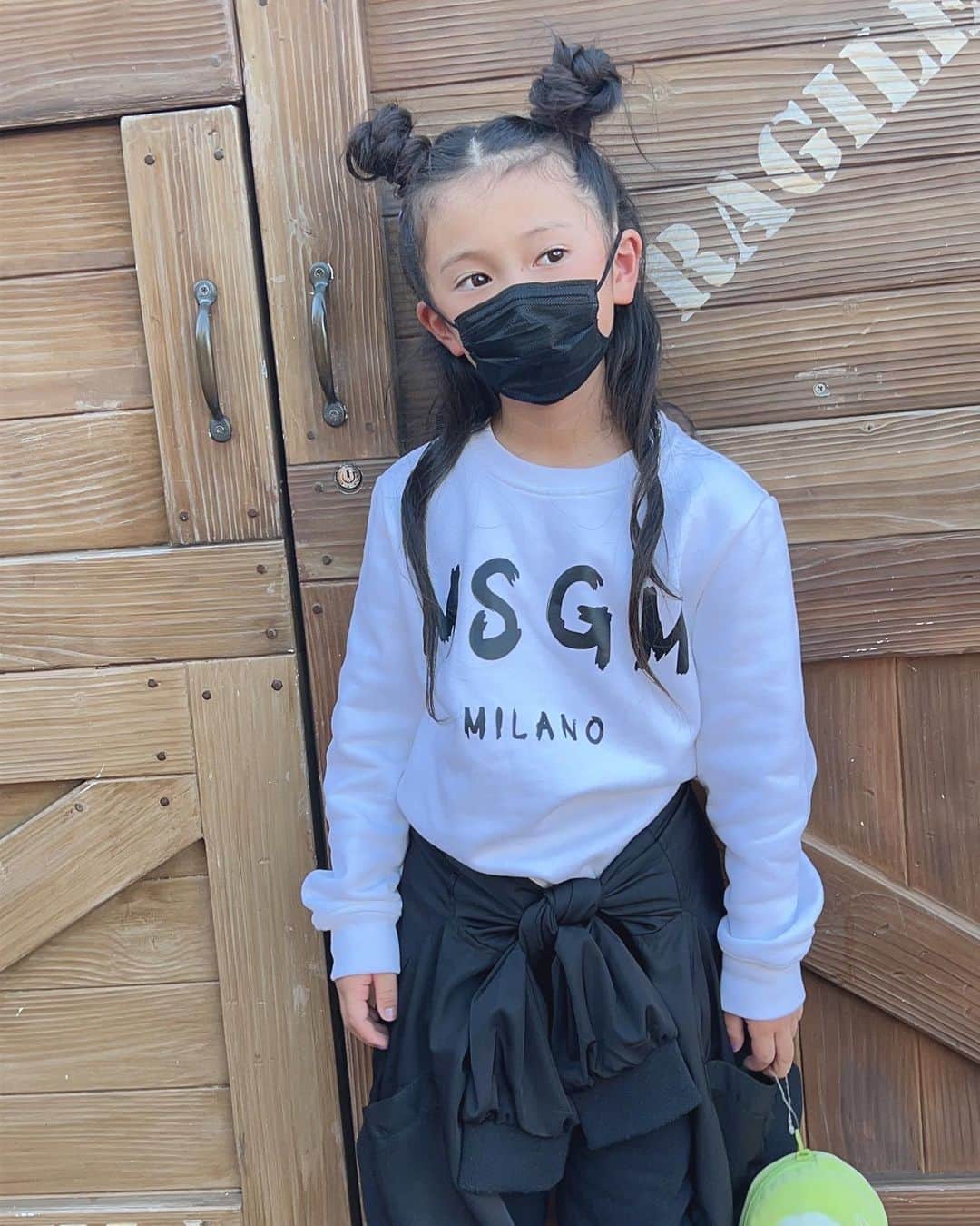 ハナフサユウスケのインスタグラム：「すっごい遅れたけど あけましておめでとうございます♪ ＊ ＊ 今年はまたちょこちょこ投稿も 増やせるように ＊ ＊ します🙇‍♂️ ＊ ＊ ＊ ちなみに、 この表情は『キメ』てるんじゃなくて じっとさせられすぎて 『キレ』てますねん ＊ ＊ #hairarrange#ヘアアレンジ#ヘアセット#ヘアアレンジ動画#セルフアレンジ#撮影#キッズモデル#kids#kidsfashion#kidshair#キッズコーデ#子供#息子#10歳#娘#8歳#親バカ#韓国ファッション#韓国子供服#kidsmodel#ポニーテール#美容師#簡単アレンジ#小学2年生#夏休みコーデ#子供コーデ#女の子ヘアアレンジ#くせ毛#ディズニーコーデ#disney」
