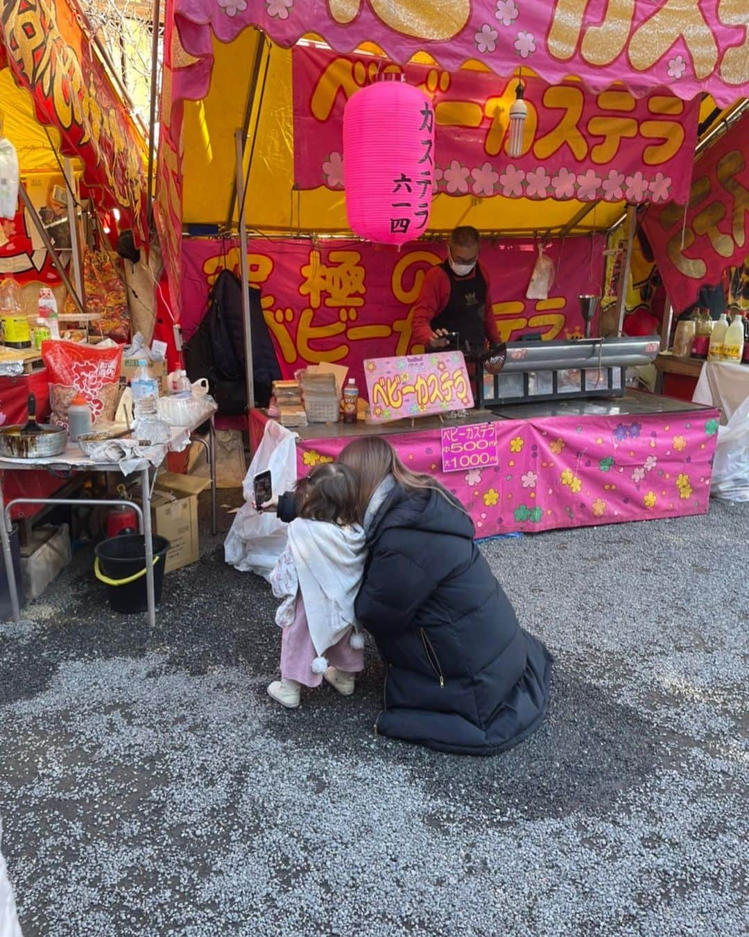 佐藤すみれさんのインスタグラム写真 - (佐藤すみれInstagram)「💜💜💜  お正月休みの思い出🍓  初詣は亀が池八幡宮へ （戌の日にも行ったところ） ひなのとお揃いのお守りを買いました。 どっちがいい？って差し出したら、水色を選んだひなの。 はじめてのおみくじは末吉でした。 屋台で色々食べたり楽しかったな😊  年越し〜三が日は亮くんの実家、静岡の沼津へ たくさん遊んでもらって大満足ひなの。 お母さんの手料理がいつも美味しすぎ！  岡田奈々ちゃんのおうちで新年会もしました🤍 久しぶりに会えて嬉しかった！これからも応援してます。  お正月は毎日和服＋ヘアアレンジでオシャレさんでした。 家族時間もまったり過ごせたよ。 そろそろ切り替えて今年も頑張らないと…！🔥  　　　 ひなの和服▷ @mocmof #mocmof  #お正月 #お正月料理 #お正月遊び  #実家ご飯 #実家帰省 #静岡県沼津市  #初詣 #初詣コーデ #和服コーデ  #亀ヶ池八幡宮 #キティちゃんお守り  #1歳半女の子 #赤ちゃん和装 #ひなの  #女の子ベビー #女の子ママ #すー鷹ふぁみりぃ」1月10日 22時40分 - sumiresato_official