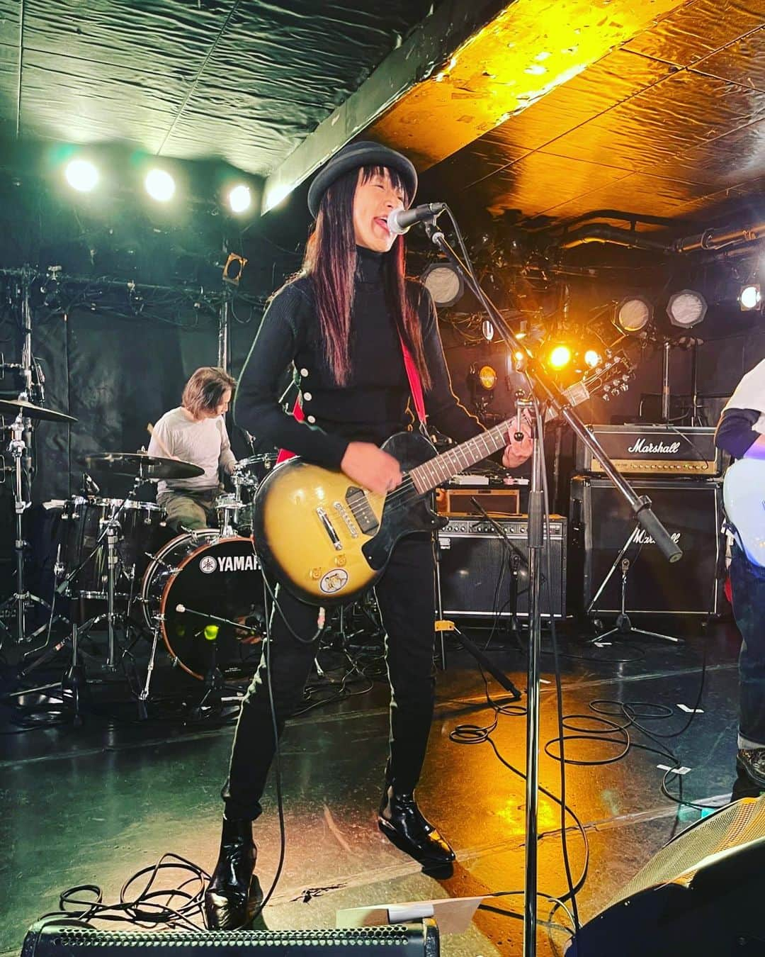 蜷川みほさんのインスタグラム写真 - (蜷川みほInstagram)「Sサミットの舞台裏😊🎸🎶 25年前、ベリベリアイロンのレコーディングで、故・佐久間正英さんが『凄くいいドラムがいるので 🎶🥁』との事で現れた、ドラマー田部井さん🎶 めちゃくちゃカッコイイ🥁ドラムを叩いてくれて✨息を呑んだ私は『いつか田部井さんと一緒にライブやってみたいなあ🎶🌈✨』と、密かに思っていました❣️ そして、なんと今回25年ぶりに再会し、念願のライブ果たしました〜😌🎸🥁🎶 佐久間さんのお計らいと💕キューピットの塔子ちゃん🧚‍♀️✨ありがとう😌🌈💕  #sサミット #sサミットお疲れ様でした #佐久間正英 #佐久間正英プロデュース #ベリベリアイロン  #veryveryiron #天才ドラマー #ライブ #蜷川みほ」1月10日 22時49分 - ninagawa_miho