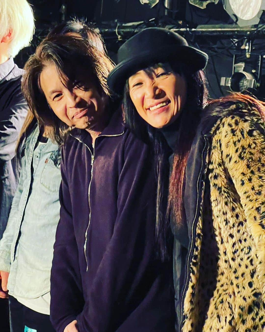 蜷川みほさんのインスタグラム写真 - (蜷川みほInstagram)「Sサミットの舞台裏😊🎸🎶 25年前、ベリベリアイロンのレコーディングで、故・佐久間正英さんが『凄くいいドラムがいるので 🎶🥁』との事で現れた、ドラマー田部井さん🎶 めちゃくちゃカッコイイ🥁ドラムを叩いてくれて✨息を呑んだ私は『いつか田部井さんと一緒にライブやってみたいなあ🎶🌈✨』と、密かに思っていました❣️ そして、なんと今回25年ぶりに再会し、念願のライブ果たしました〜😌🎸🥁🎶 佐久間さんのお計らいと💕キューピットの塔子ちゃん🧚‍♀️✨ありがとう😌🌈💕  #sサミット #sサミットお疲れ様でした #佐久間正英 #佐久間正英プロデュース #ベリベリアイロン  #veryveryiron #天才ドラマー #ライブ #蜷川みほ」1月10日 22時49分 - ninagawa_miho