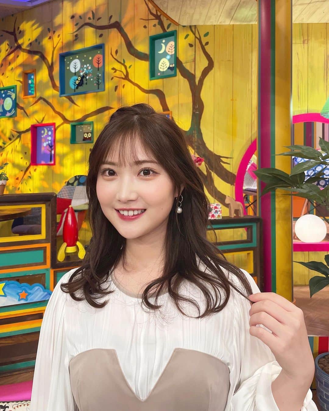 のインスタグラム：「. 編み込みヘア🌷  今日は本当に風が強くて🍃 髪をまとめたくなるくらいでした🥹  まったりお風呂で温まってください💓  明日よる１１：５６〜 今年最初の「よるのブランチ🌙」 @night.brunch   豪華ゲストとともに 今年の運勢をアポロン山崎さんに 教えていただきます💓✨ @appollon223   生まれ月と血液型で誰でもわかりますよ😚 タロットや手相もして スタジオ大盛り上がりでした🌿  色んな方の運勢聞くのって 楽しいですね🙊  ぜひ明日ご覧ください♪  . . . .」