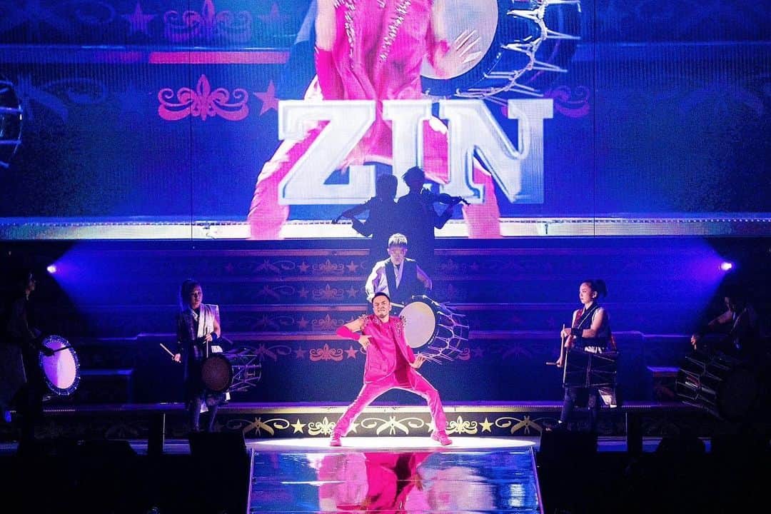 ZIN（神優作）のインスタグラム：「・ 肚の底に響く音。  梵天さんの音には覚悟がある。  その音だけに囲まれて。  ボスの小林さんに痺れたって言われて こちらこそ痺れましたよ。  有難うございました！！  @bonten_wadaiko1999  @bontenmasataka  #ayumihamasaki  #countdownlive #20222023 #和太鼓 #japanesedrum  #entertainment  #entertainer  photo @masayukikamo @yabedon @lent_lcsez」