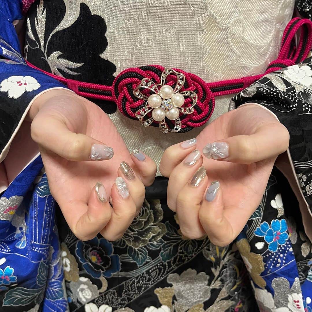 平瀬美里さんのインスタグラム写真 - (平瀬美里Instagram)「爪も振袖に合わせて可愛くしてもらった🤍❄️ ⁡ お花いっぱいつけたの〜」1月10日 23時15分 - misatohirase