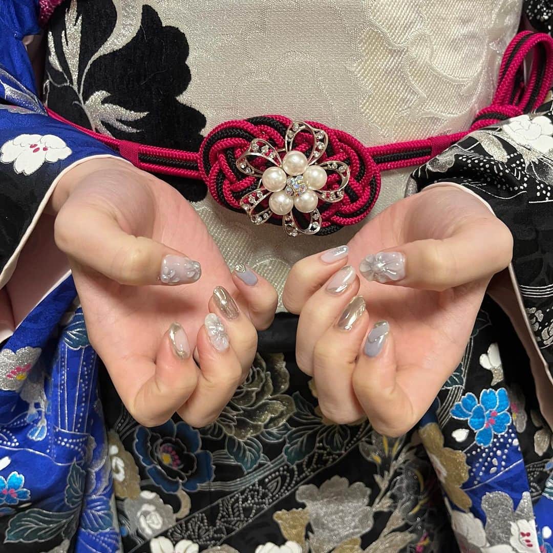 平瀬美里のインスタグラム：「爪も振袖に合わせて可愛くしてもらった🤍❄️ ⁡ お花いっぱいつけたの〜」