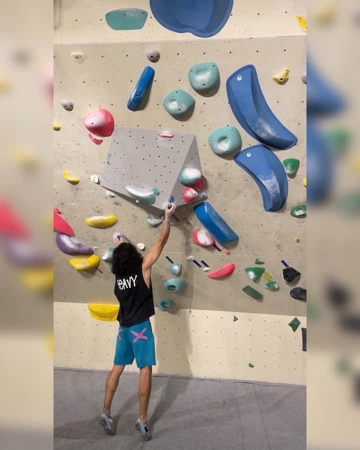 ハキム・カスバンのインスタグラム：「Some nice climbs @boruda.sg⁣ ⁣ Been moonboarding a lot more lately, nice to come back to this set! ⁣ ⁣ Found the kneebar by accident in the first one set by @denniscrm⁣ ⁣ 2 & 3 set by @glennatyl and @flowspace.sets⁣ ⁣ @boruda.sg⁣ @heavy.japan⁣⁣⁣ @reddotrunningco⁣ ⁣ tq for vids @imkidding @big.climber⁣ ⁣⁣⁣ #climbing #bouldering #heavyjapan  #teamrdrc #rdrcsg #borudasg」