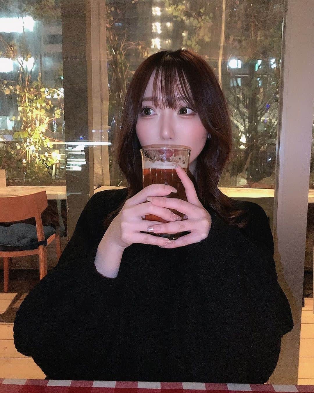 柳田なつみのインスタグラム：「データフォルダ見返してたら、飲んでる写真めっちゃ多い🐶🍺（笑） ・ ・ #グルメ女子　#飲み歩き　#ビール女子 #クラフトビール　#大阪グルメ」