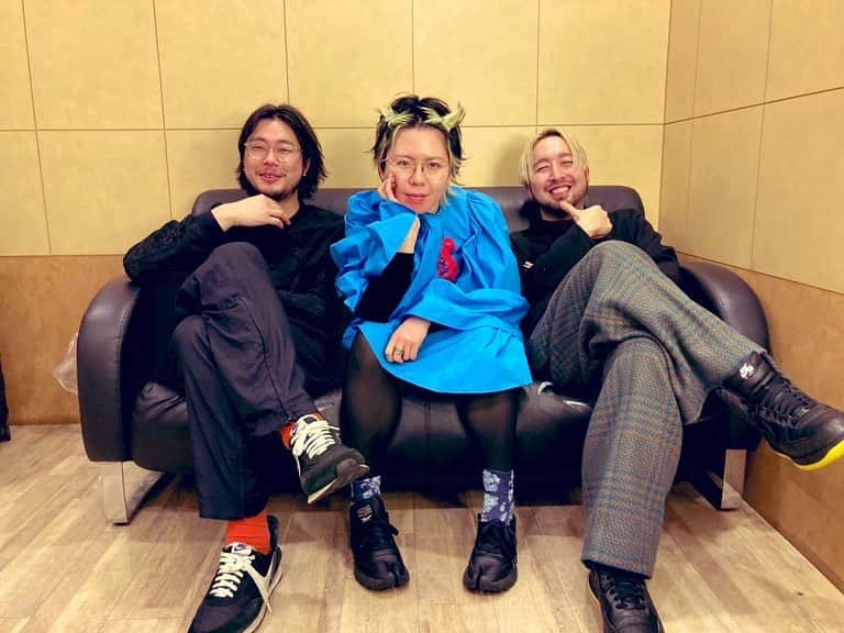 中村佳穂のインスタグラム：「2023年初ライブ！  1/10(火) Zepp Nagoya chelmico (ほぼ)平日ツアー  今年初ライブ&中村佳穂を初めて観た！という方も多かったのではないでしょうか！？ 今回はchelmicoさんに合わせた編成でお届けしました🪩 Human Beat Box @ryotracks  Bass @shun_enokimoto   ソロやバンドなどいろんな形でライブしてるので、またぜひライブに遊びに来てください✨  chelmicoさん、楽しいツアーに呼んでいただきありがとうございました❤️‍🔥  @chelmico  @______mmk______  @ohayoumadayarou  @percent_c」