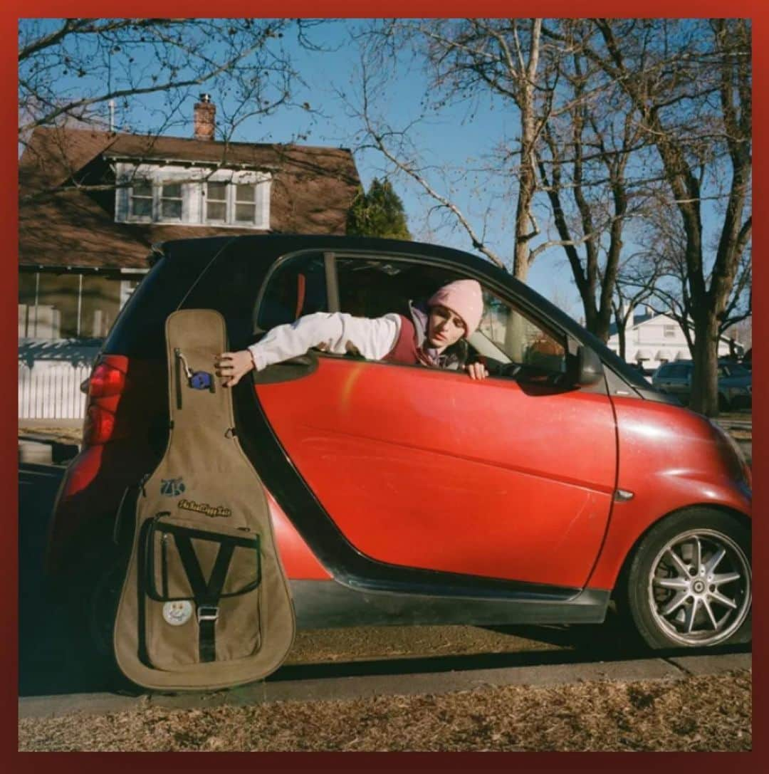 フィン・ヴォルフハルトのインスタグラム：「Smart like Ziggy Katz.  New single “Pieces of Gold” from Ziggy and Emile Mosseri at the @spotify link above @a24 @whenyoufinishsavingtheworld」