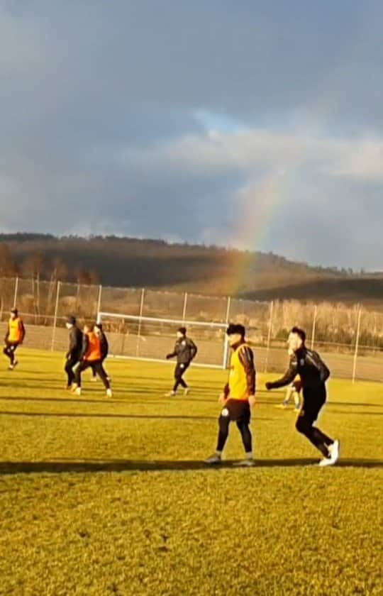 SVホルンのインスタグラム：「Weiter gemma! Druck drauf! Endlich wieder Fußball!  #svhorn1922 #trainingsstart #endlichwiederfussball #leidenschaftfussball #vorbereitung #immerweiter #vollmotiviert #bepartofit」