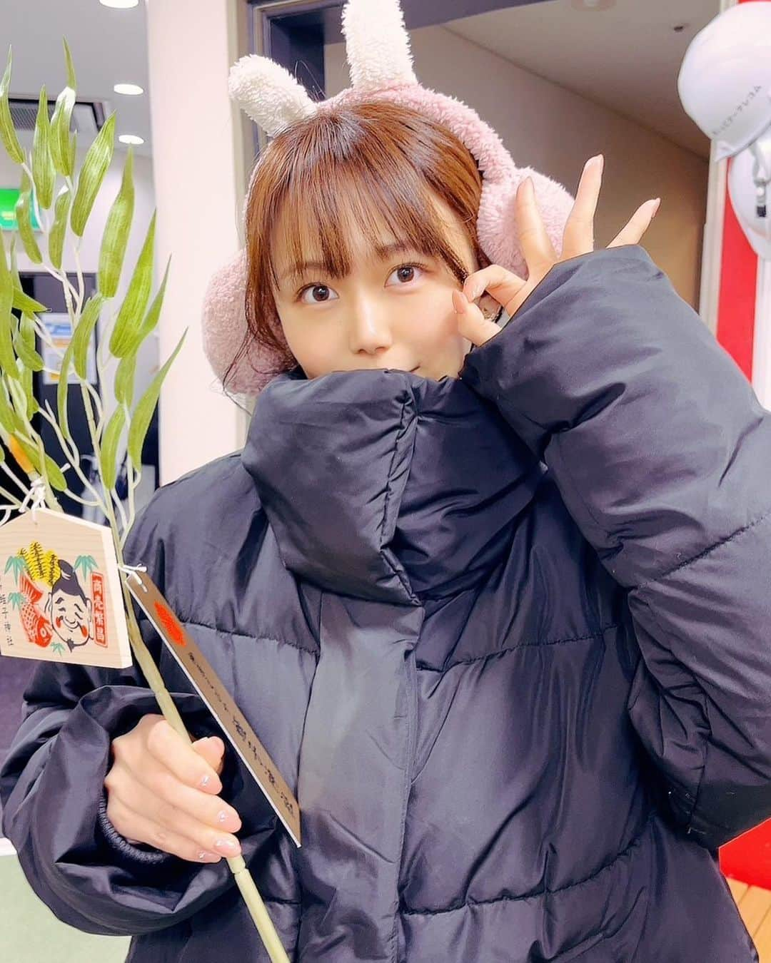 優木瑛美さんのインスタグラム写真 - (優木瑛美Instagram)「新年初のJ：COM兵庫「LIVEニュース」火曜日の放送でした🎥✨  いつものスタッフさん達と新年の挨拶できた☺️  今年も番組を盛り上げれるように頑張るぞ💪🏻🔥  そして今年はうさぎ年🐰  スタッフさん達との遊び心で、六甲アイランドアワーの小山さんにもうさぎの耳当てを付けてもらいました💓笑  今年も火曜日は本編に！ 水曜日は六甲アイランドアワーに！ LIVEニュースでは出演してますのでぜひ見てくださいね🌸  #jcom #jcom兵庫 #芦屋 #神戸 #三木 #三田 #宝塚 #川西 #LIVEニュース #LIVEnews」1月11日 0時57分 - emi_yuuki