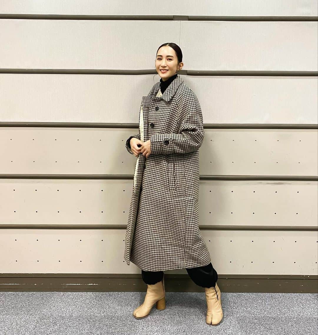 桐山マキさんのインスタグラム写真 - (桐山マキInstagram)「. . . 📺  今日は 千鳥格子のコートで🧥 @meili_roi   千鳥格子って可愛いですよね♡  📺の OAはまた、お知らせさせて下さい♡  #japan #love #fashion #coat  #winter #winterfashion  #boots #meiliroi  #stylish  #冬の #千鳥格子 #可愛い #ステキ #上品 #大好き #コート #🧥」1月11日 0時57分 - maki_kiriyama