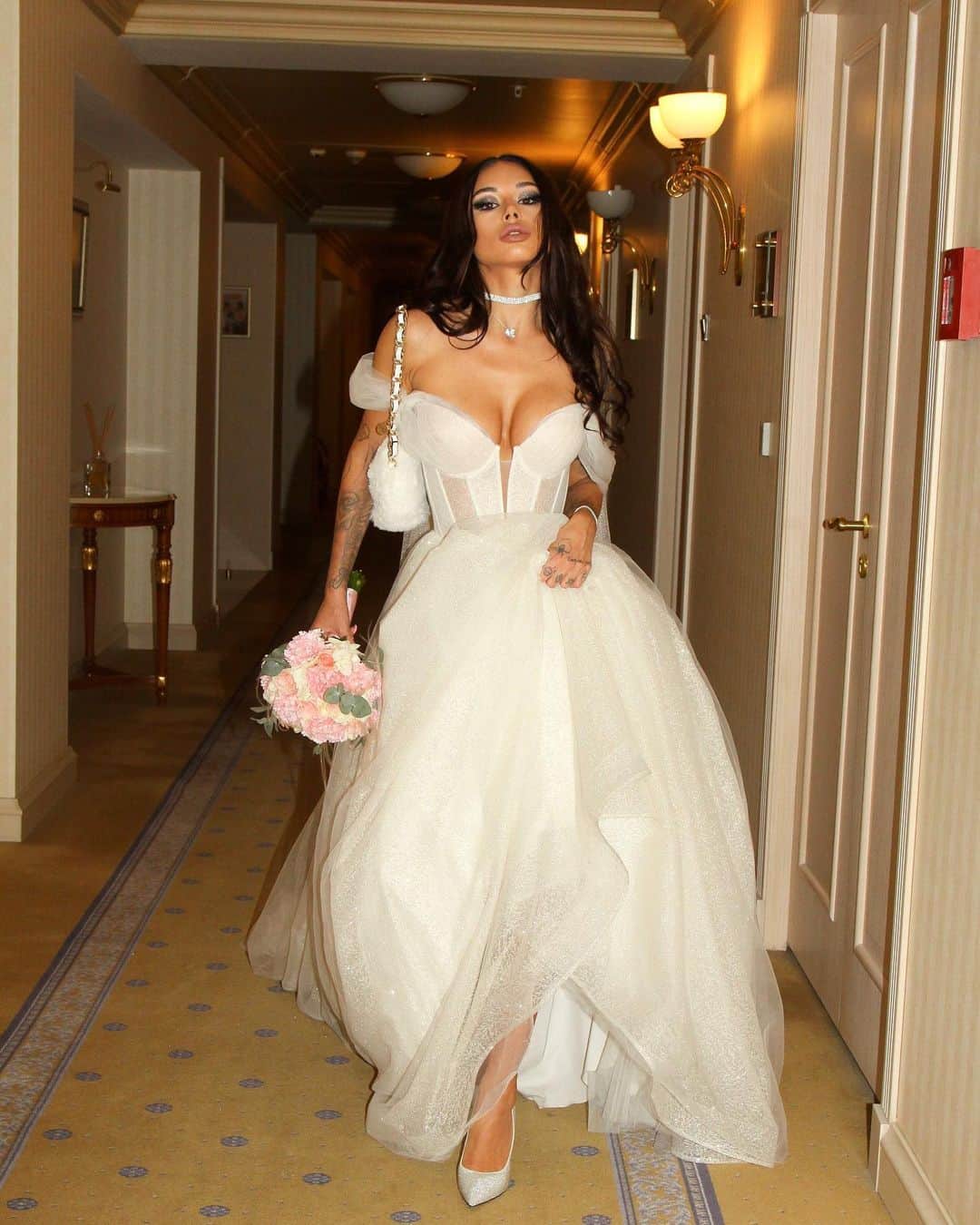 Diana Melisonのインスタグラム：「9.12.2022 💍💖Mrs Parriott  Princess' dress @ideal_moscow  Shiny high heels @marytrufel_official Flowers @iloveyouflowers.ru」