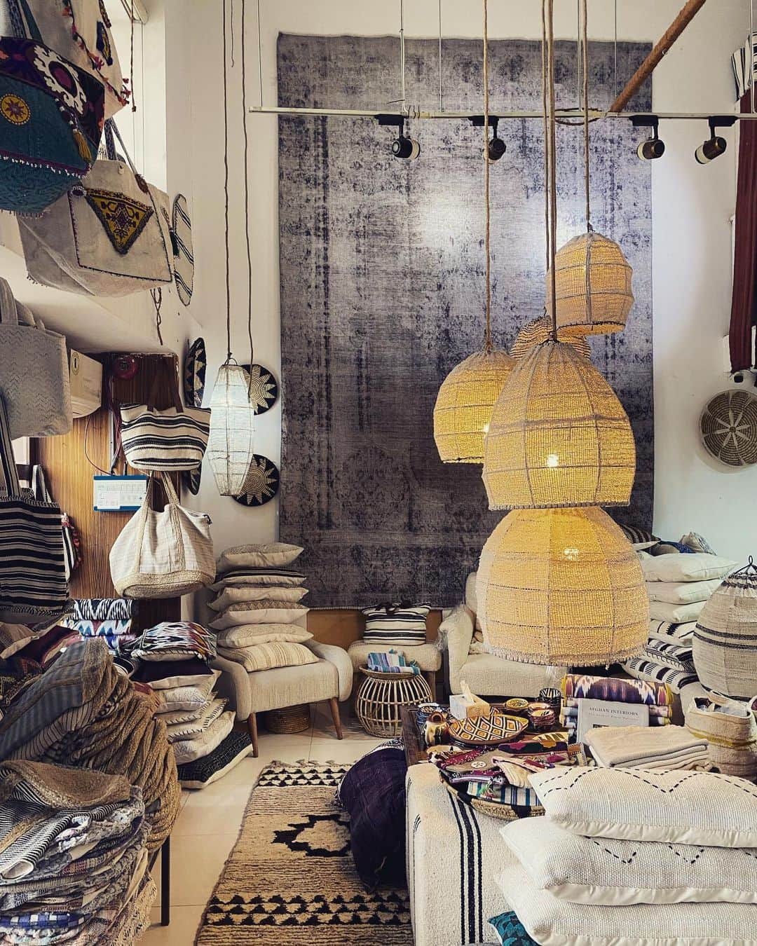 小泉里子のインスタグラム：「全てアフガニスタンで ハンドメイド @chukpalu  次はキリムを買いに行こう。  #afghanistan  #handmade  #カカムラッド  #dubai」