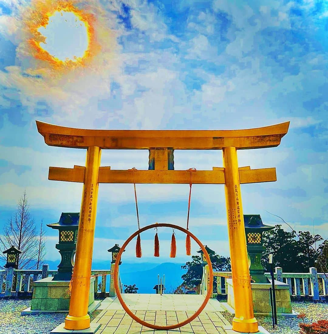 LOVE ME DOさんのインスタグラム写真 - (LOVE ME DOInstagram)「#秋葉山本宮秋葉神社上社 に参拝に行きました！金色の鳥居⛩が運気を高めてくれます！この神社に行った後に仕事のオファーがきました！運気アップに #待ち受けにどうぞ  #静岡県浜松市  YouTubeとTikTokに動画をアップしてあるので見て運気を高めてね！  新しい占いサイト 【Love Me Do の 姓名判断】がOPENしました！ 無料で出来るところもあるのでやってみてね！ #LoveMeDoの姓名判断」1月11日 3時17分 - lovemedo_fortunteller