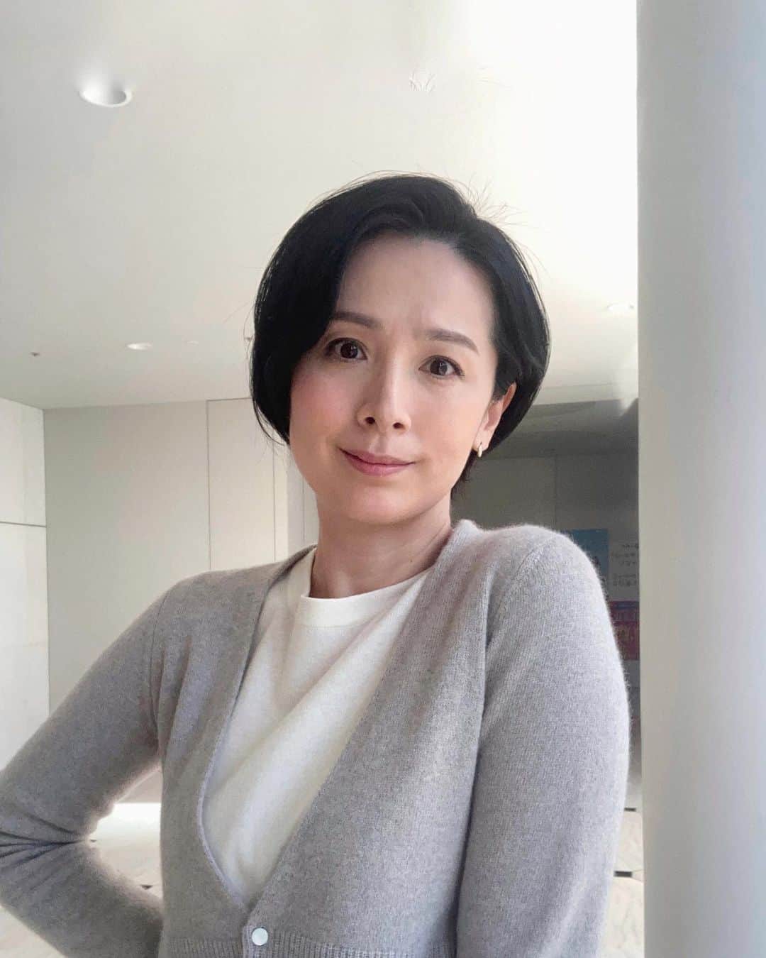 野村真季のインスタグラム：「ANNニュース#着用衣装   1〜3枚目 1/7 朝ニュース/昼ニュース  4〜6枚目 1/4 午後ニュース  年が明けた晴れやかさもあっという間に日常に溶け込んでいつもと変わらない日々。 遅ればせながら、今年もどうぞよろしくお願いいたします。  #テレビ朝日 #アナウンサー #アナウンサー衣装 #ootd  #40代コーデ #40代ファッション #50代ファッション #大人コーデ #大人ファッション  #野村真季」