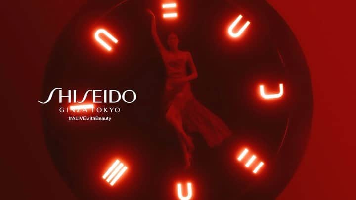 森星のインスタグラム：「Such an honor to be the global ambassador of @shiseido_japan  美の本質を追求し、日本の美意識を世界へ発信し続けてきた資生堂を代表する化粧液オイデルミン。126年の歴史をもち、今回さらに進化したオイデルミンと共に、心も肌も再生し、生命力溢れる美しい女性でいたいです♻︎  容器は環境の事を考え、リフィルできるようになり、デザインにこだわった高級感のあるボトルをキープしながら中身を入れ替えて長く愛用して、使い続けられます🌍 #目覚めるつや肌」