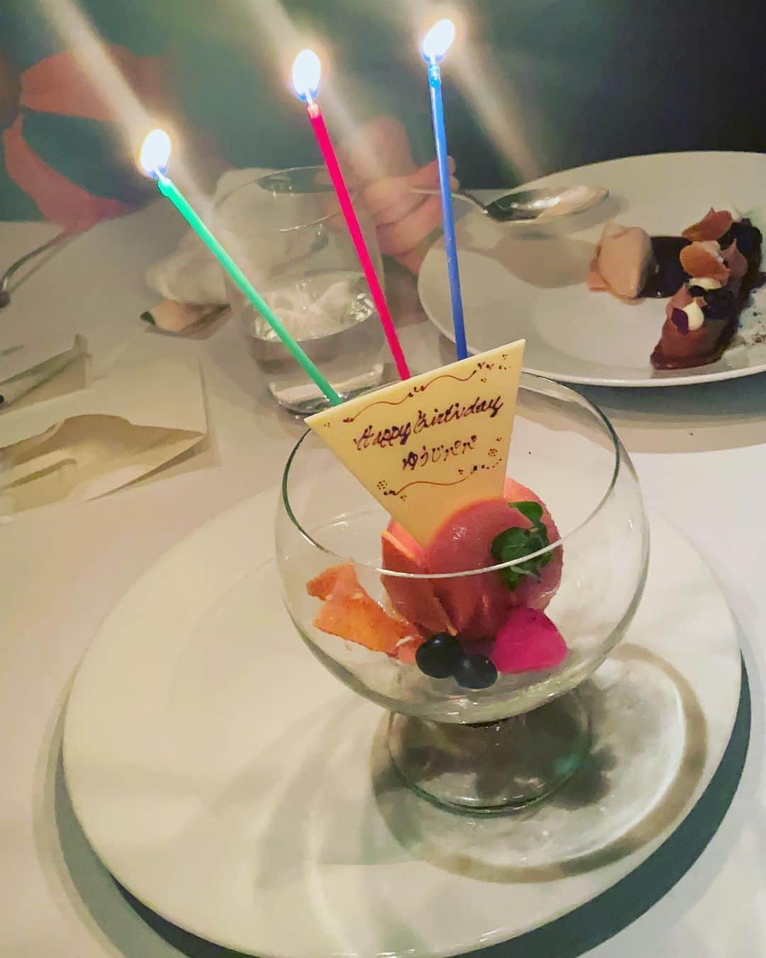 山口もえのインスタグラム：「・  裕二さんお誕生日おめでとう🎂✨ 新たな歳も一緒に楽しい時間が 過ごせますように！！  #パパ #🎂  #誕生日 #❤️」