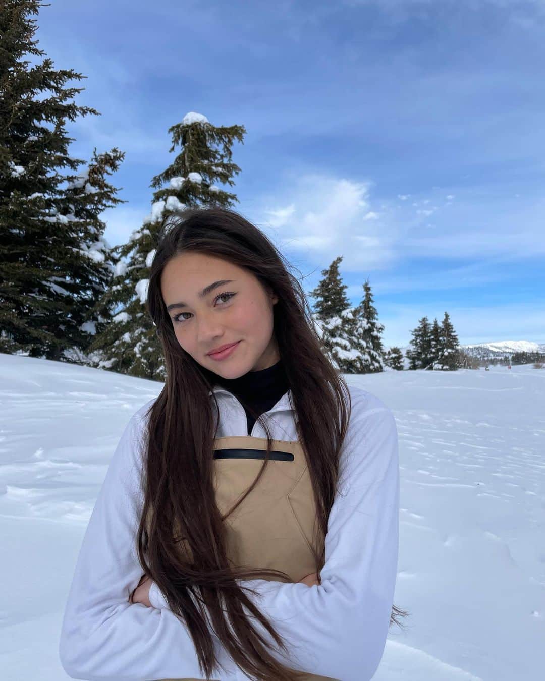 Eidaのインスタグラム：「snow penguin!   #snow #winter #winter2023 #mammoth #mammothmountain #winterclothes #winterfashion #winteroutfit #snowpenguin #cold #coldgirlmakeup」