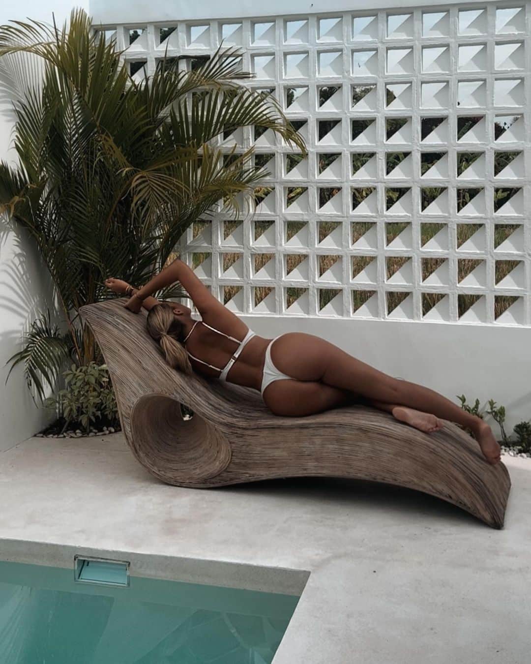 サラ・ハリスのインスタグラム：「Photo 1 or 2? Mornings in a bikini by the pool > whatever this NZ summer is. 🫠」
