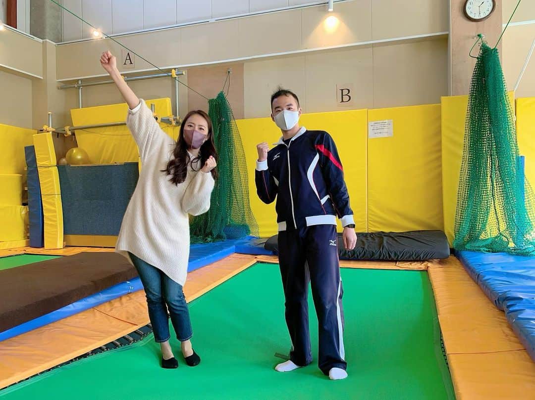 守永真彩のインスタグラム：「. . ラジオ日本 【加藤裕介の横浜ポップJ】 守永真彩のおじゃましま〜す🔆  昨年の12月12日 横浜市保土ヶ谷区権田坂にある 「ぽこトランポリン横浜」さんにおじゃましました✨  大きなトランポリン台が3台‼️ 私も体験したのですが、初めてでもインストラクターの方が教えてくださるので安心して楽しく飛ぶことが出来ました😆  スクールされてるので、本格的に通いたい方はもちろん！ 時間貸しもやっていらっしゃるので、ご家族みんなでトランポリンが出来ます✌️✨  小さいお子様から年配の方まで、全身運動で遊べるので トランポリンは生涯スポーツとして注目されてるんですって👀  トレーナーさんも、オーナーさんご夫妻も優しくて🙏💕 取材後は、オーナーの奥様が果物やちりめんじゃこをお裾分けしてくださって気持ちもほっこり💕嬉しかったです😊  また運動しに行きますー！！  #ラジオ日本 #ラジオ #生中継 #2022」
