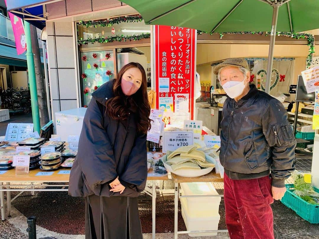 守永真彩のインスタグラム：「. . ラジオ日本 【加藤裕介の横浜ポップJ】 守永真彩のおじゃましま〜す🔆  昨年の12月19日 松原商店街にあります 「横浜たにや」さんにおじゃましました✨  創業40年以上の魚卵屋さん。 なんと子持ち昆布取扱量世界第一位なんです🥇✨  この日は創業者の谷屋さんに直接取材させて頂きました🥺  谷屋さんが大事にされていたのはなによりも「お客様の満足度を上げる」という事。  この時代に沿ってお客様が今何を求めてるのかを知るために、今もご主人もお店の前に立って、常にアンテナを張ってるそうです。  他にも経営のお話など、番組でお話しできなかった事も含め色々教えてくださり🙏 谷屋さんのお話がほんっっとに面白くて、打ち合わせ中も夢中で聴いていました。  頂いた子持ち昆布も美味しかったですし、なにより谷屋さんにまた会いに行きたいです😊  ありがとうございました✨  #ラジオ日本 #横浜ポップJ #横浜 #生中継」