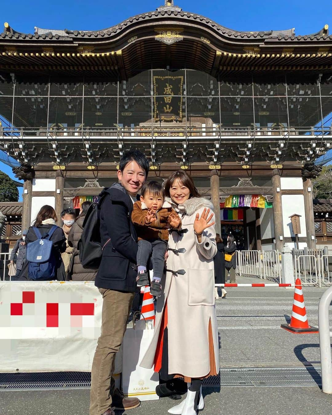 井上英里香さんのインスタグラム写真 - (井上英里香Instagram)「* 今年も初詣は成田山新勝寺⛩🙏🏻 * * #快晴 #初詣 #家族写真 #パパ年男  #私はおみくじ凶だったけど気にしない  #健康ならそれで十分」1月11日 9時54分 - ribbonhome.erika