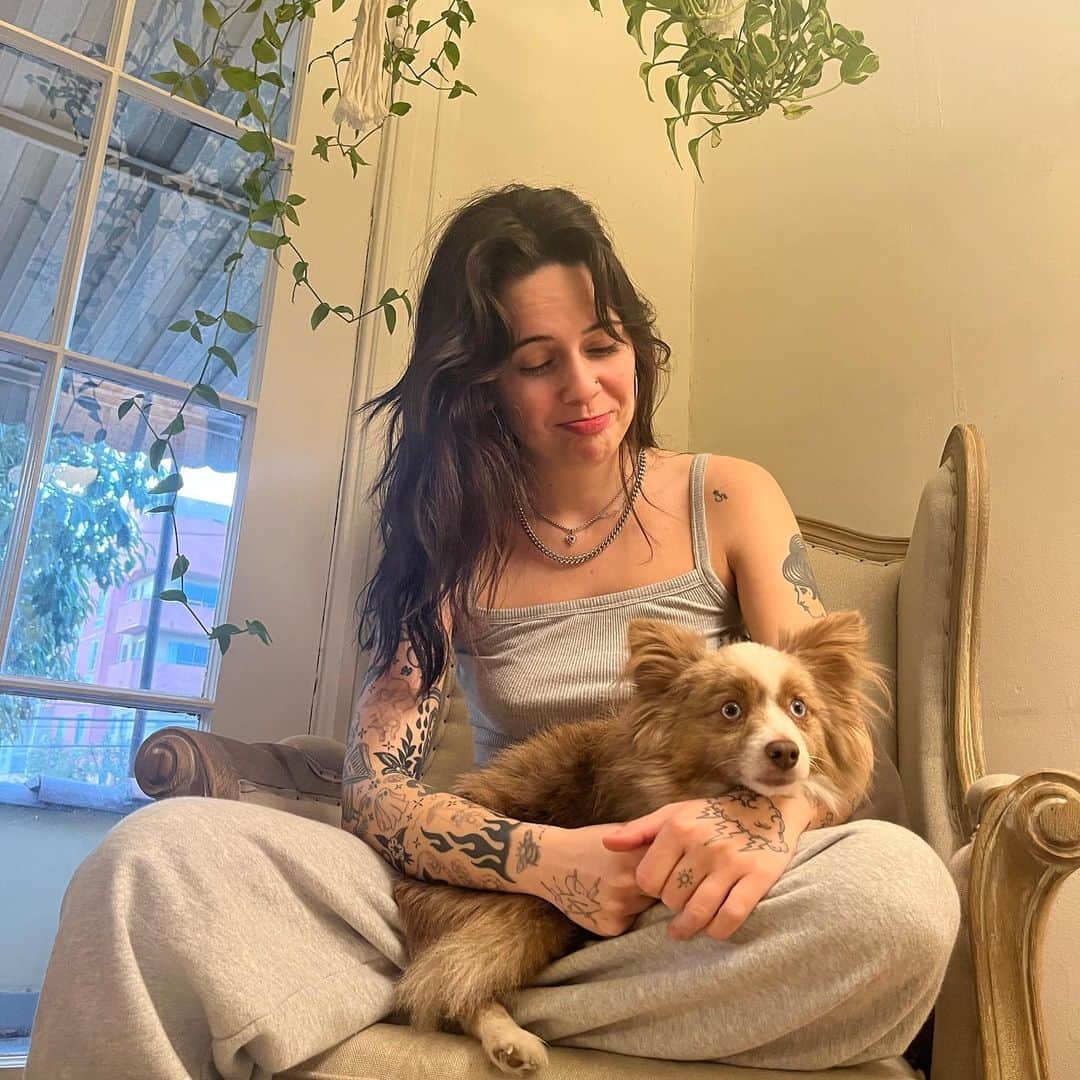 ビー・ミラーのインスタグラム：「ollie wants u to stream lonely bitch on 1/13 he says plz」