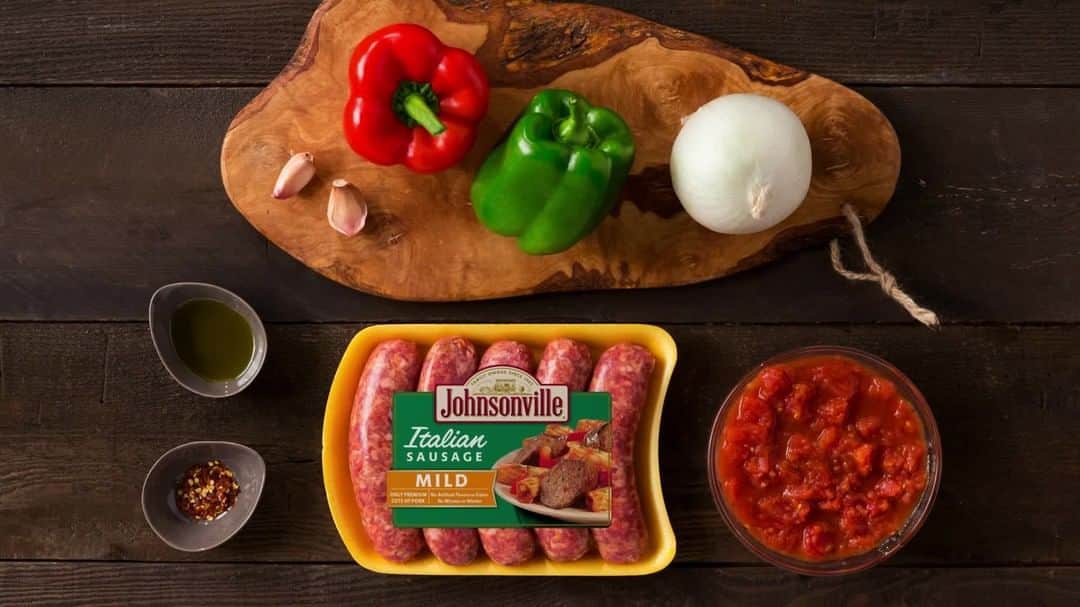 のインスタグラム：「A Wisconsin classic - sausage, peppers, and onions make for a delicious meal any time of year! 😋🔥  Get that skillet sizzlin' and layer up the sausage with the peppers of your choice. Comment below if this recipe is part of your mealtime routine! ⬇️📲  #johnsonvillesausage #sausage #peppers #onions #skillet #recipes #skilletrecipes」