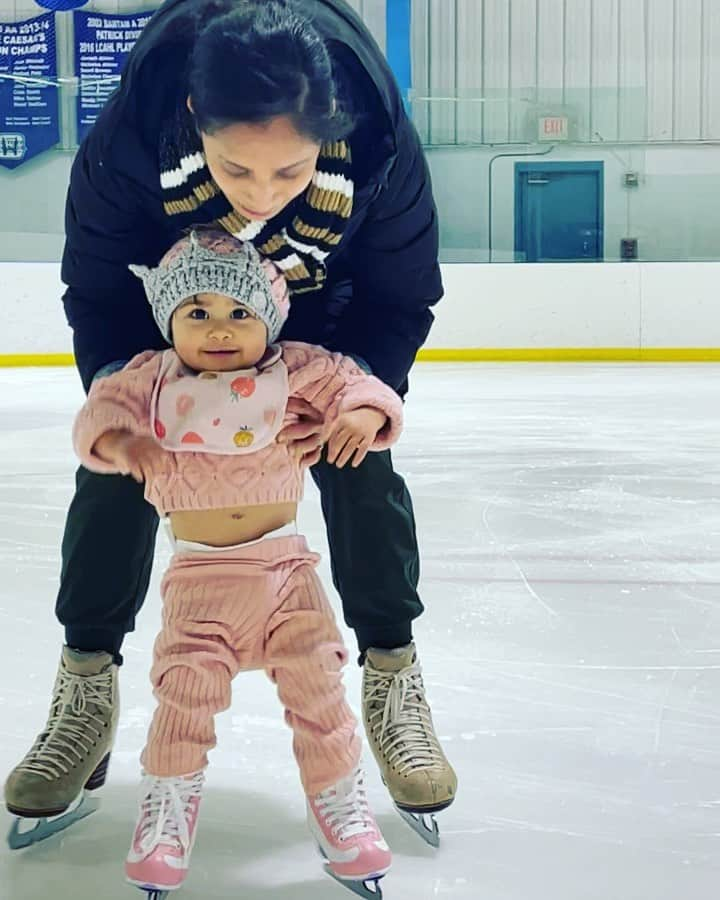 アマンダ・エボラのインスタグラム：「Leia’s First Steps ⛸️💖 #16months」