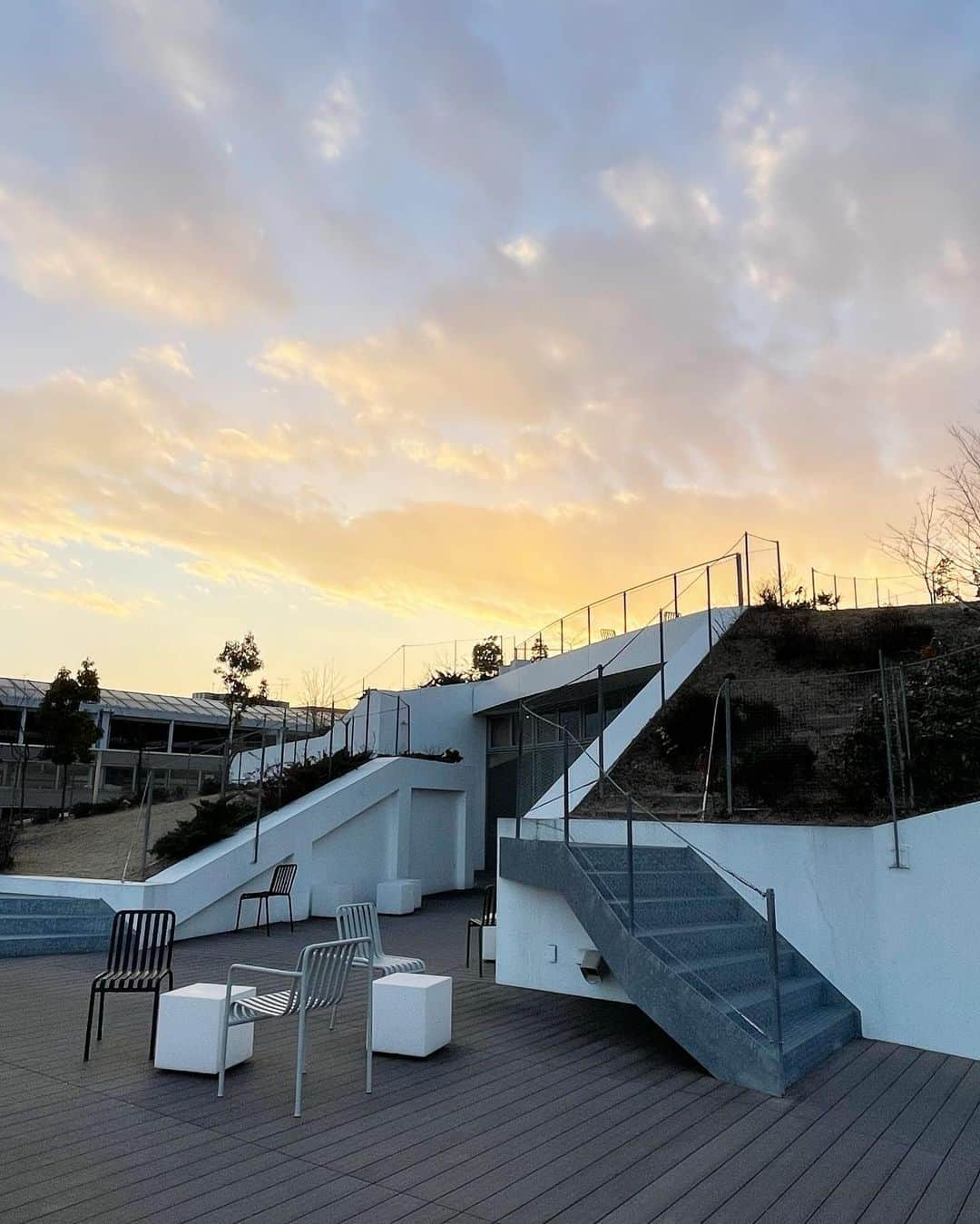 山川春奈さんのインスタグラム写真 - (山川春奈Instagram)「先週末は義父の法事があり、夫の実家に帰りました！  帰り道、ずっと行ってみたかった、太田市美術館・図書館に寄る事が出来ました。  平田晃久さんの建築設計で、建物のデザインも裏表が無い作りになっていて、環境に開かれている場所。とても素敵でした。 LOGOデザインはグラフィックデザイナーの平野篤史さん。  丁度、絵本の原画展が開催されていたので皆で鑑賞。  コロナ禍に引き篭もっていた世界中の作家達の独創的なお話やイラストに刺激をもらえたので行けて凄く良かったです。☺️  館内は撮影禁止だったのですが、中も凄く素敵で家の近くにこんな図書館があったら良いなと！  デザイン、アート、美術系の本や資料も充実していて、時間があったらずーっといてしまう...w  ちゃんとキッズの図書コーナーもあったりして1日楽しめる場所でした。  桐生市出身のアーティスト、どんぐりず @dongurizu のPVにも使われていたのでちょっとした聖地巡礼みたいな感じで楽しかったです✨  息子もずっと「あー、うー」と上機嫌で、鑑賞している私のマスクを引き剥がそうと必死でしたw😂  #太田市美術館図書館」1月11日 10時25分 - anurah0511