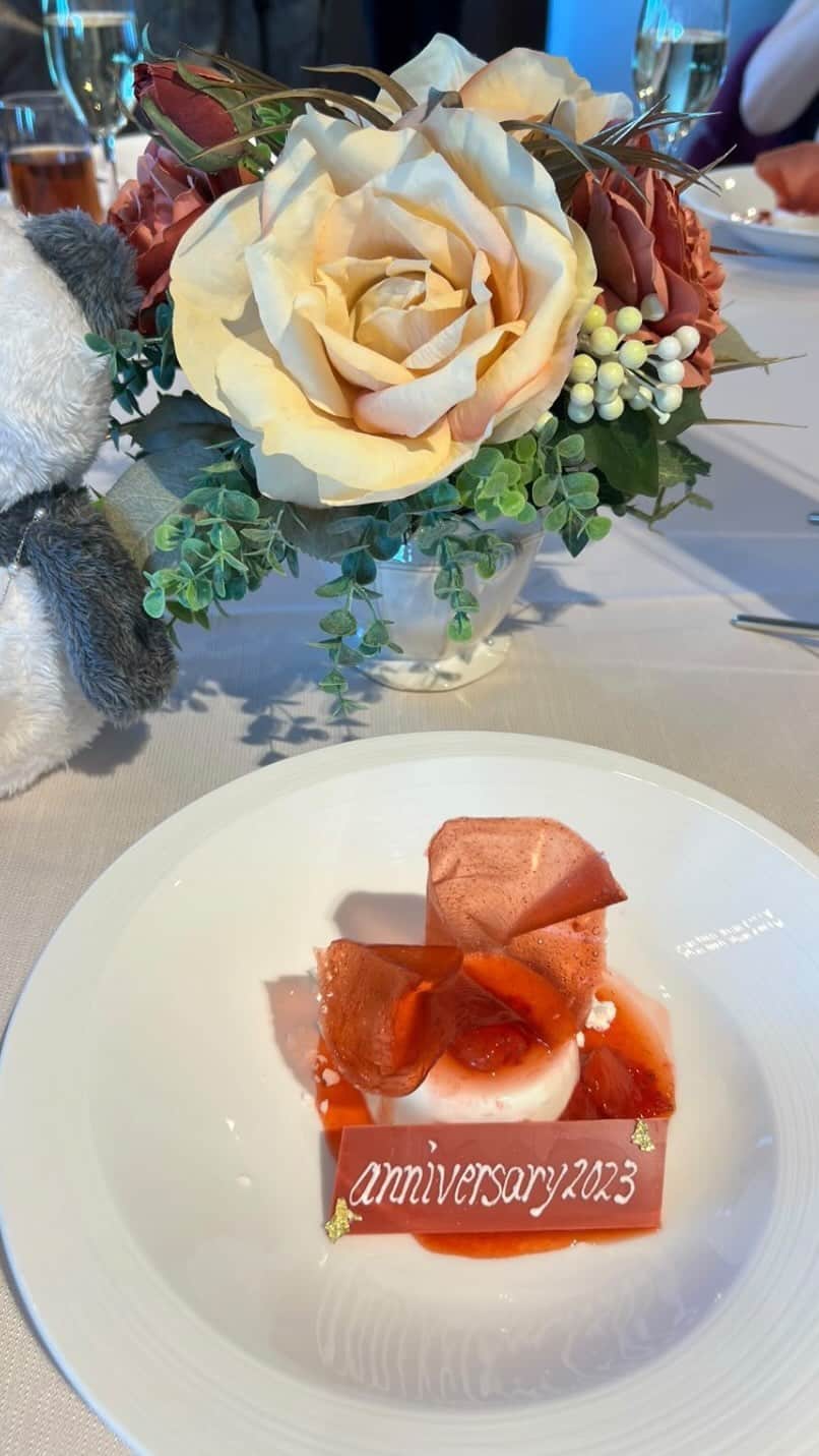 のインスタグラム：「創立20周年企画　小野友葵子さんNew Yearコンサート2023のご報告【Part3】  今回の記念イベントで会場のテーブルに華を添えてくれた特製デザートと小野友葵子さんがこの日のために用意されたアニバーサリーパンダちゃん。  そして私の親友でフローリストの井上容子さんが作ってくれた素敵なフラワーアレンジ。 @yoko_inoue0805  皆さまに喜んで頂きました。 心から感謝しています！  #20周年 #イベント #ヒルズクラブ #六本木ヒルズクラブ #記念日 #特製デザート #特製デザートプレート #フラワーアレンジメント」