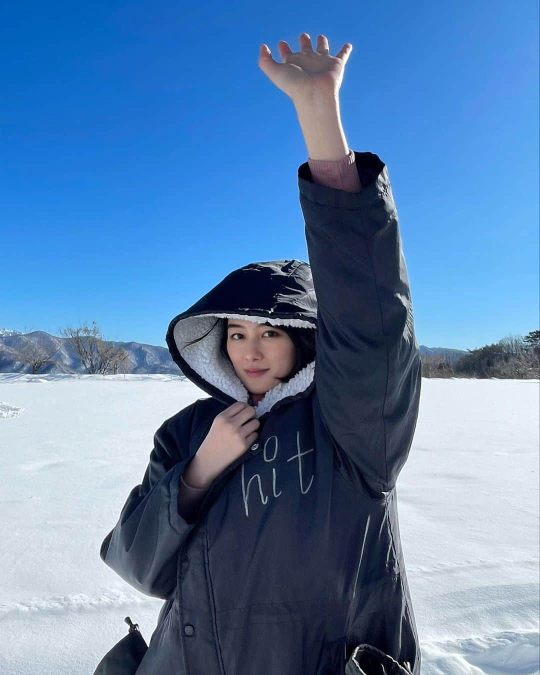 高月彩良のインスタグラム：「雪山で撮影中！ 今年、初雪⛄️気持ち良いです❄️」