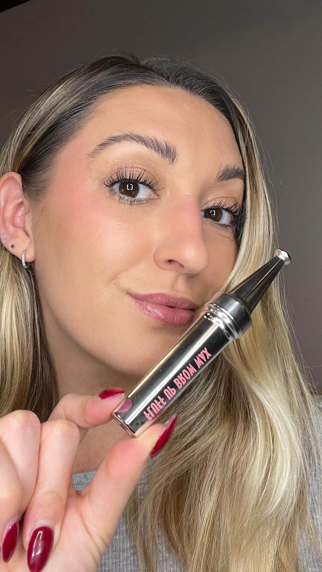 Benefit Cosmeticsのインスタグラム：「Fluff yeah 🦩 Our NEW Fluff Up Brow Wax is here! #benefitcosmetics #brows #fluffybrows」