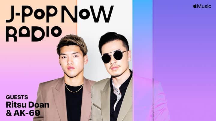 AK-69のインスタグラム：「【News📻】 サッカー日本代表の堂安律選手とApple Musicのラジオ番組「J-Pop Now Radio」へゲスト出演させて頂きました！  聞き応えある内容になっておりますので、ぜひ！ 📻Link in bio  #堂安律 #AppleMusic #JPopNowRadio #AK69」