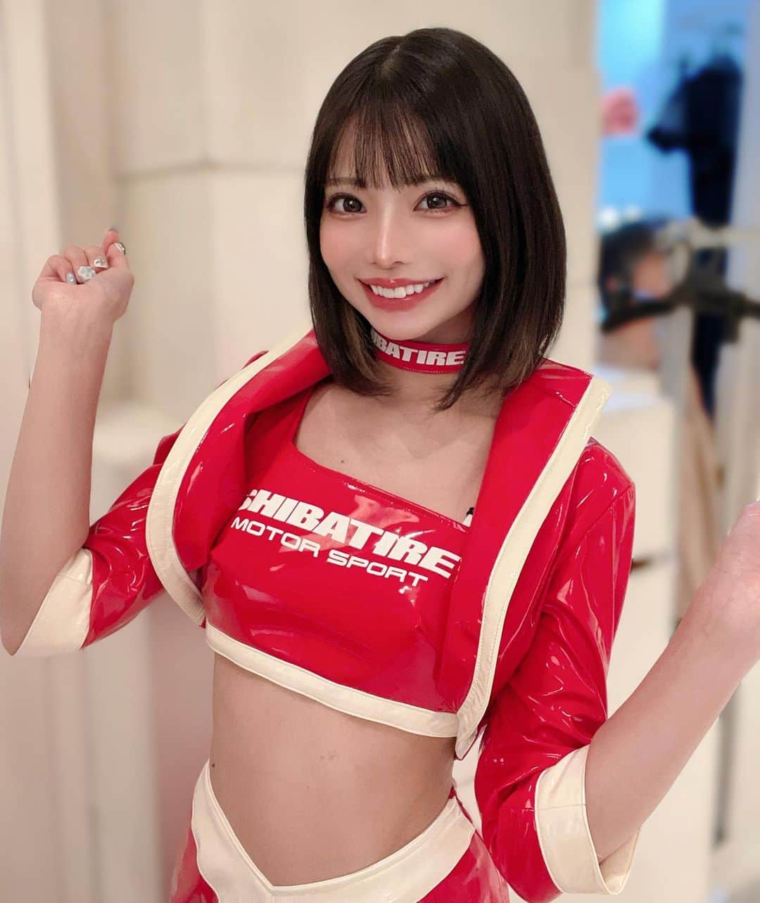 のインスタグラム：「もうすぐ東京オートサロン2023🚗2019年よりもバズらないと帰れま10🙄笑 . みんな写真、動画をSNSに載せまくって欲しいです‼️‼️ 特に動画‼️‼️‼️‼️ 特にTikTok‼️‼️‼️ よろしく頼んだ‼️‼️‼️ . . 2023/1/13-15は幕張メッセで東京オートサロン2023が行われます！ 去年はオートサロンのイメージガール A-classとして活動していました！ 今年はSHIBATIREさんのブースでモデルとして立たせていただきます🥰✨✨  . 去年は写真集を買ってくれたファンの方のみの撮影対応でしたが 今年はみんなと会えるのでそれがすごく楽しみです！！ . SHIBATIREブース  北9ホールなので少し駅も、メインホールからも離れてるので、お時間などご注意ください🥲🥲💭 . でもまっさきに私たちのところに会いに来て欲しいです🥹！！ . . レースクイーンの経験がないので こういう可愛い衣装もなかなか着る機会が無いので、すごい楽しみー！ 真っ赤で可愛い🍓 . . . . . #shibatire #東京オートサロン  #東京オートサロン2023  #オートサロン #幕張メッセ #レースクイーン  #モデル #コンパニオン #キャンギャル #コスチューム  #可愛い #かわいい #可愛い女の子 #かわいい女の子 #美男美女 #美人 #美女 #腹筋女子 #長身女子 #コスプレ #笑顔 #黒髪 #ボブ #ショートヘア  #写真 #被写体 #撮影 #japan #tokyoautosalon  #model」