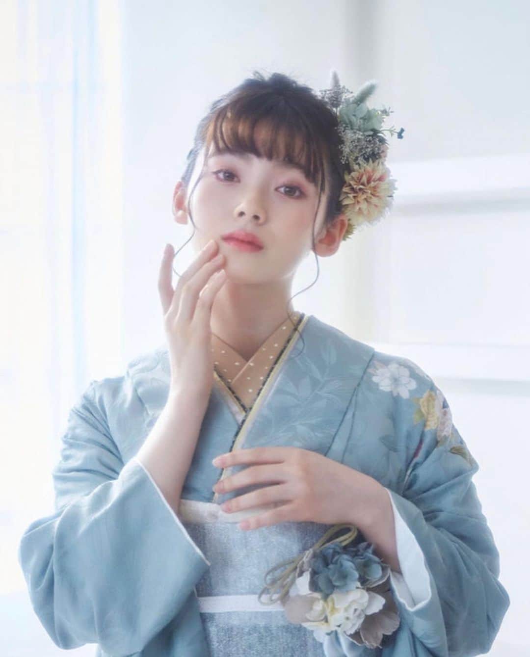 南琴奈のインスタグラム：「💙🤍 @takazen_press  @furisode_doll」